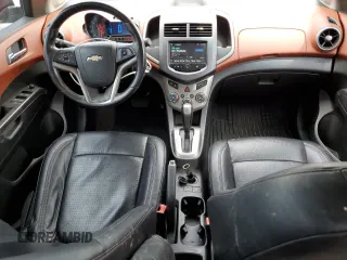 2013 Chevrolet Sonic LTZ z VIN 1G1JE5SH0D4102525, wystawiony jako Copart lot #60976595 z przebiegiem 138 420 mil mil oraz Szkoda całkowita • Salvage title. Historia ofert i sprzedaży dostępna na DreamBid. Obrazek 8.