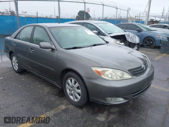 2004 Toyota Camry LE with VIN JTDBF32K740152841, listed as a IAAI auction lot 41808909 with 142,611 mi miles. Bid and sale history available at carsss.com. Image 1.