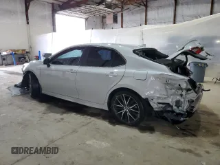 2022 Toyota Camry SE z VIN 4T1T11AKXNU002446, wystawiony jako Copart lot #53998025 z przebiegiem 50 759 mil mil oraz Szkoda całkowita • Salvage title. Historia ofert i sprzedaży dostępna na DreamBid. Obrazek 2.