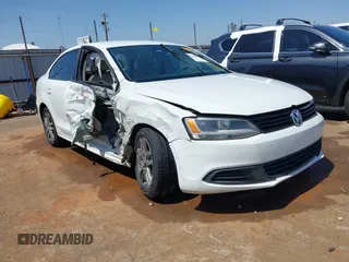 2014 Volkswagen Jetta SE z VIN 3VWD17AJ5EM267330, wystawiony jako IAAI lot #42003039 z przebiegiem 153 591 mil mil oraz . Historia ofert i sprzedaży dostępna na DreamBid. Obrazek 1.