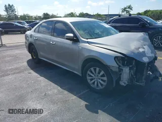 2014 Volkswagen Passat Wolfsburg Edition z VIN 1VWAT7A33EC068969, wystawiony jako IAAI lot #42288942 z przebiegiem 69 560 mil mil oraz . Historia ofert i sprzedaży dostępna na DreamBid. Obrazek 1.