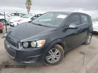 2016 Chevrolet Sonic LT z VIN 1G1JC6SH3G4155865, wystawiony jako IAAI lot #41808426 z przebiegiem 142 866 mil mil oraz . Historia ofert i sprzedaży dostępna na DreamBid. Obrazek 2.