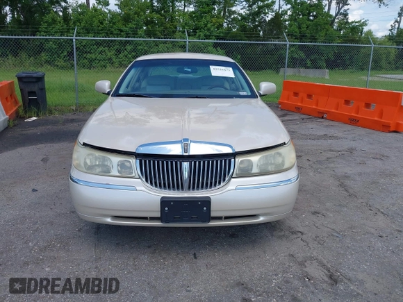2001 Lincoln Town Car Cartier z VIN 1LNHM83W81Y688740, wystawiony jako IAAI lot #42526475 z przebiegiem 256 179 mil mil oraz . Historia ofert i sprzedaży dostępna na DreamBid. Obrazek 6.