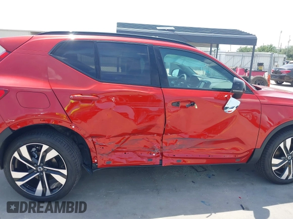 2025 Volvo XC40 Ultimate Dark Theme z VIN YV4L12UM3S2529546, wystawiony jako IAAI lot #42270947 z przebiegiem 787 mil mil oraz . Historia ofert i sprzedaży dostępna na DreamBid. Obrazek 6.