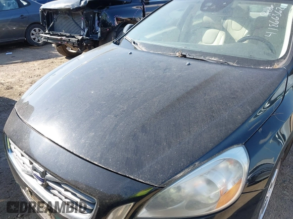 2013 Volvo S60 T5 Premier z VIN YV1612FS8D2191148, wystawiony jako IAAI lot #41866362 z przebiegiem 200 847 mil mil oraz . Historia ofert i sprzedaży dostępna na DreamBid. Obrazek 6.