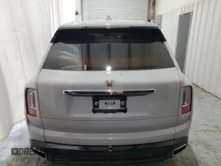 2023 Rolls-Royce Cullinan z VIN SLATV4C09PU215050, wystawiony jako Copart lot #70029324 z przebiegiem 6055 mil mil oraz Szkody całkowita. Historia ofert i sprzedaży dostępna na DreamBid. Obrazek 6.