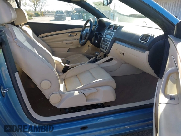2008 Volkswagen Eos Turbo z VIN WVWBA71F68V026196, wystawiony jako IAAI lot #41238435 z przebiegiem 102 643 mil mil oraz . Historia ofert i sprzedaży dostępna na DreamBid. Obrazek 5.