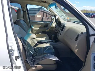 2006 Ford Escape XLT with VIN 1FMYU93126KC65835, listed as a IAAI auction lot 41902230 with 132,575 mi miles. Bid and sale history available at carsss.com. Image 5.