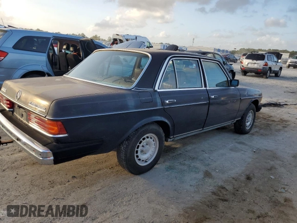 1983 Mercedes-Benz 300 D z VIN WDBAB33A8DB025998, wystawiony jako Copart lot #79548214 z przebiegiem 232 276 mil mil oraz Czysty tytuł • Clean title. Historia ofert i sprzedaży dostępna na DreamBid. Obrazek 3.