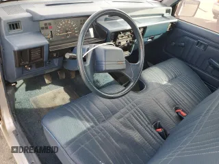 1988 Mitsubishi Mighty Max z VIN JA7FL24D2JP013297, wystawiony jako Copart lot #79533724 z przebiegiem 117 397 mil mil oraz Tytuł czysty. Historia ofert i sprzedaży dostępna na DreamBid. Obrazek 8.