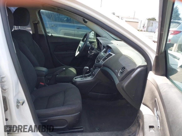 2014 Chevrolet Cruze 1LT z VIN 1G1PC5SB9E7115253, wystawiony jako IAAI lot #41923584 z przebiegiem 127 803 mil mil oraz . Historia ofert i sprzedaży dostępna na DreamBid. Obrazek 5.