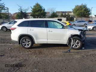 2014 Toyota Highlander LE z VIN 5TDBKRFHXES059727, wystawiony jako IAAI lot #41126330 z przebiegiem 138 166 mil mil oraz . Historia ofert i sprzedaży dostępna na DreamBid. Obrazek 13.