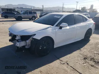 2025 Toyota Camry LE z VIN 4T1DAACKXSU563985, wystawiony jako Copart lot #47074845 z przebiegiem 1 902 mil mil oraz Szkoda całkowita • Salvage title. Historia ofert i sprzedaży dostępna na DreamBid. Obrazek 1.
