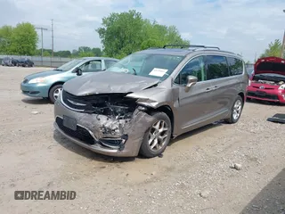 2018 Chrysler Pacifica Touring L Plus z VIN 2C4RC1EG8JR293843, wystawiony jako IAAI lot #42193451 z przebiegiem 115 588 mil mil oraz . Historia ofert i sprzedaży dostępna na DreamBid. Obrazek 17.