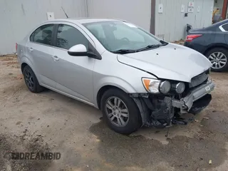 2014 Chevrolet Sonic LT z VIN 1G1JC5SH5E4170875, wystawiony jako IAAI lot #42367419 z przebiegiem 152 289 mil mil oraz . Historia ofert i sprzedaży dostępna na DreamBid. Obrazek 1.