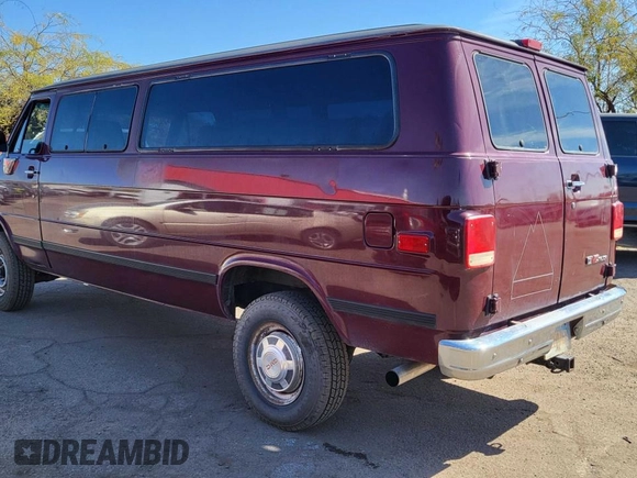 1994 GMC Rally z VIN 1GJGG39K6RF527981, wystawiony jako Copart lot #48978915 z przebiegiem 159 751 mil mil oraz Tytuł czysty. Historia ofert i sprzedaży dostępna na DreamBid. Obrazek 3.