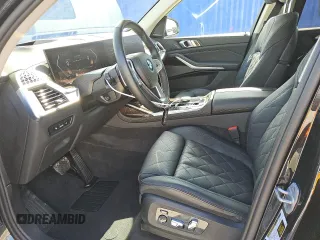 2024 BMW X7 xDrive40i z VIN 5UX23EM09R9V90469, wystawiony jako Copart lot #56997145 z przebiegiem 29 827 mil mil oraz Czysty tytuł • Clean title. Historia ofert i sprzedaży dostępna na DreamBid. Obrazek 7.