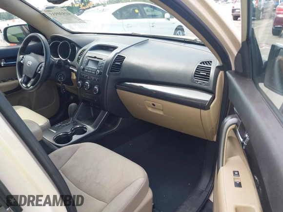 2011 Kia Sorento LX with VIN 5XYKT4A18BG076514, listed as a IAAI auction lot 41930933 with 186,783 mi miles. Bid and sale history available at carsss.com. Image 5.