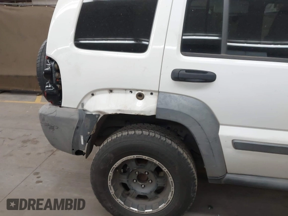 2007 Jeep Liberty Sport with VIN 1J4GL48KX7W686326, listed as a IAAI auction lot 42025033 with 196,021 mi miles. Bid and sale history available at carsss.com. Image 6.