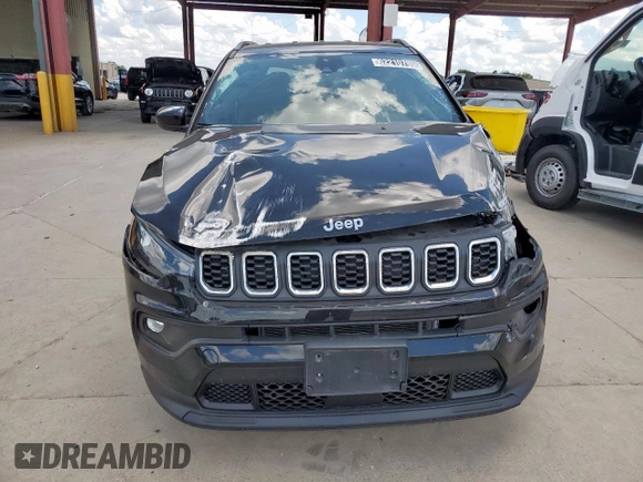 2025 Jeep Compass Latitude z VIN 3C4NJDBN1ST523066, wystawiony jako Copart lot #62210785 z przebiegiem 17 662 mil mil oraz Czysty tytuł • Clean title. Historia ofert i sprzedaży dostępna na DreamBid. Obrazek 5.