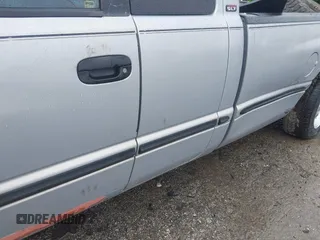 1999 Dodge 1500 z VIN 1B7HC13Z2XJ568376, wystawiony jako IAAI lot #42208937 z przebiegiem 232 834 mil mil oraz . Historia ofert i sprzedaży dostępna na DreamBid. Obrazek 19.