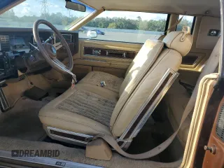 1985 Oldsmobile Toronado Custom Brougham z VIN 1G3EZ57Y6FE321802, wystawiony jako Copart lot #77305454 z przebiegiem 51 559 mil mil oraz Szkody całkowita. Historia ofert i sprzedaży dostępna na DreamBid. Obrazek 7.