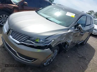 2016 Lincoln MKX Reserve z VIN 2LMTJ6LR7GBL60933, wystawiony jako IAAI lot #41825883 z przebiegiem 148 855 mil mil oraz . Historia ofert i sprzedaży dostępna na DreamBid. Obrazek 18.
