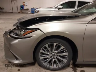 2021 Lexus ES 250 z VIN 58AD11D11MU007968, wystawiony jako IAAI lot #41968246 z przebiegiem 11 522 mil mil oraz . Historia ofert i sprzedaży dostępna na DreamBid. Obrazek 19.