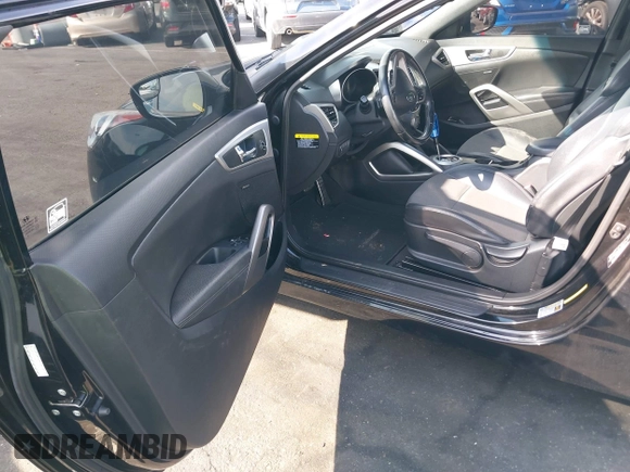 2016 Hyundai Veloster z VIN KMHTC6AD8GU251095, wystawiony jako IAAI lot #41598280 z przebiegiem 119 099 mil mil oraz . Historia ofert i sprzedaży dostępna na DreamBid. Obrazek 5.