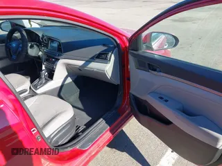 2017 Hyundai Elantra Value Edition z VIN KMHD84LF7HU268464, wystawiony jako IAAI lot #41641826 z przebiegiem 184 174 mil mil oraz . Historia ofert i sprzedaży dostępna na DreamBid. Obrazek 5.