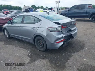 2017 Hyundai Elantra SE z VIN 5NPD74LF1HH105861, wystawiony jako IAAI lot #42120757 z przebiegiem 91 818 mil mil oraz . Historia ofert i sprzedaży dostępna na DreamBid. Obrazek 3.