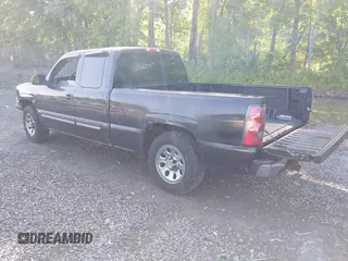 2005 Chevrolet Silverado 1500 LS z VIN 2GCEC19V551250024, wystawiony jako IAAI lot #42357909 z przebiegiem 166 305 mil mil oraz . Historia ofert i sprzedaży dostępna na DreamBid. Obrazek 3.