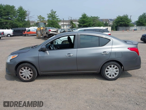 2016 Nissan Versa S z VIN 3N1CN7AP9GL829345, wystawiony jako IAAI lot #42441630 z przebiegiem 147 607 mil mil oraz . Historia ofert i sprzedaży dostępna na DreamBid. Obrazek 14.