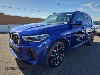 2021 BMW X5 M z VIN 5YMJU0C01M9F01267, wystawiony jako Copart lot #82042094 z przebiegiem 99 906 mil mil oraz Czysty tytuł • Clean title. Historia ofert i sprzedaży dostępna na DreamBid. Obrazek 2.