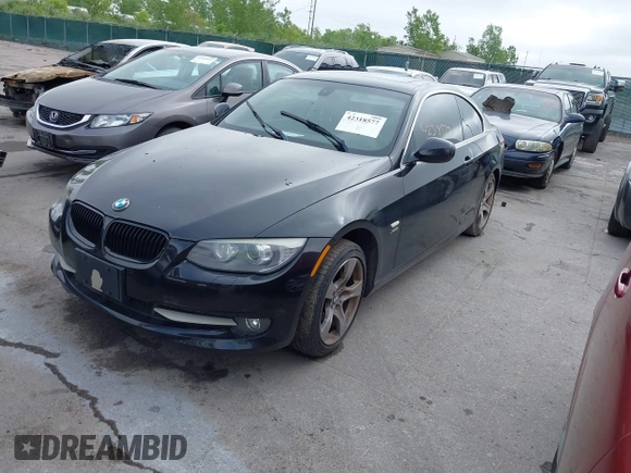 2011 BMW 3 Series 335i xDrive z VIN WBAKF9C56BE619532, wystawiony jako IAAI lot #42318577 z przebiegiem 90 922 mil mil oraz . Historia ofert i sprzedaży dostępna na DreamBid. Obrazek 2.