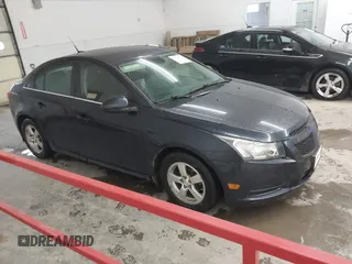 2014 Chevrolet Cruze 1LT z VIN 1G1PC5SB6E7178357, wystawiony jako IAAI lot #41724931 z przebiegiem 122 786 mil mil oraz . Historia ofert i sprzedaży dostępna na DreamBid. Obrazek 1.