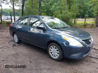 2015 Nissan Versa SV z VIN 3N1CN7AP0FL818538, wystawiony jako IAAI lot #42399539 z przebiegiem 108 067 mil mil oraz . Historia ofert i sprzedaży dostępna na DreamBid. Obrazek 1.