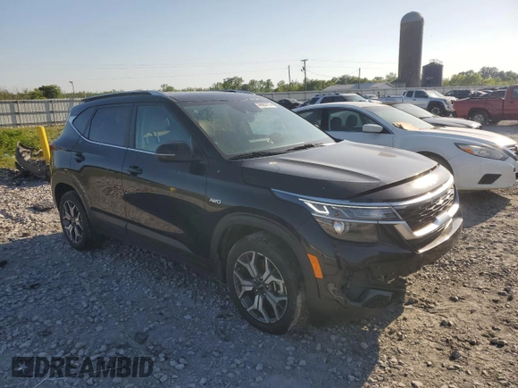 2023 Kia Seltos EX z VIN KNDERCAA8P7376662, wystawiony jako Copart lot #53665115 z przebiegiem 49 481 mil mil oraz Szkoda całkowita • Salvage title. Historia ofert i sprzedaży dostępna na DreamBid. Obrazek 4.