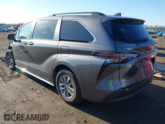 2024 Toyota Sienna XLE with VIN 5TDYRKEC3RS218404, listed as a IAAI auction lot 41837804 with 7,795 mi miles. Bid and sale history available at carsss.com. Image 3.