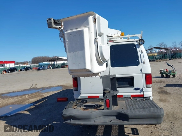 2007 Ford Econoline Cargo with VIN 1FTSE34L47DA57417, listed as a IAAI auction lot 41832862 with 124,517 mi miles. Bid and sale history available at carsss.com. Image 16.
