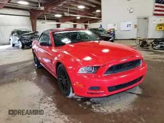 2013 Ford Mustang V6 z VIN 1ZVBP8EM2D5234080, wystawiony jako Copart lot #57939455 z przebiegiem 214 097 mil mil oraz Czysty tytuł • Clean title. Historia ofert i sprzedaży dostępna na DreamBid. Obrazek 13.