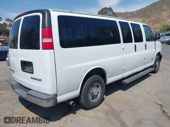 2005 Chevrolet Express Passenger with VIN 1GAHG39U851111248, listed as a IAAI auction lot 42158825 with 121,288 mi miles and . Bid and sale history available at DreamBid. Image 4.