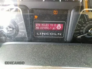 2007 Lincoln Navigator z VIN 5LMFU28557LJ15348, wystawiony jako IAAI lot #42255767 z przebiegiem 231 058 mil mil oraz . Historia ofert i sprzedaży dostępna na DreamBid. Obrazek 7.