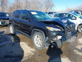 2016 Jeep Cherokee Latitude z VIN 1C4PJLCB3GW125768, wystawiony jako IAAI lot #41666628 z przebiegiem 116 754 mil mil oraz . Historia ofert i sprzedaży dostępna na DreamBid. Obrazek 1.