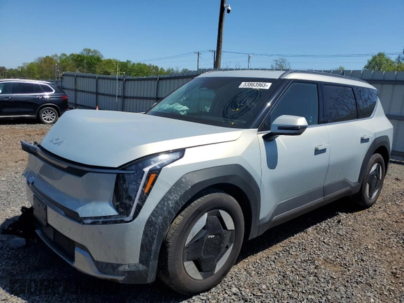 2024 Kia EV9 Wind z VIN KNDAFFS57R6050905, wystawiony jako Copart lot #53863965 z przebiegiem 10 210 mil mil oraz Szkoda całkowita • Salvage title. Historia ofert i sprzedaży dostępna na DreamBid. Obrazek 1.