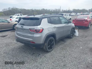 2020 Jeep Compass Altitude z VIN 3C4NJCBB8LT105248, wystawiony jako IAAI lot #42021423 z przebiegiem 93 004 mil mil oraz . Historia ofert i sprzedaży dostępna na DreamBid. Obrazek 4.