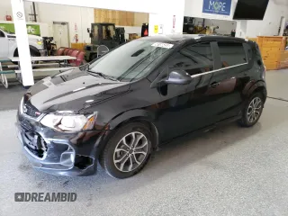 2020 Chevrolet Sonic LT z VIN 1G1JD6SB0L4105153, wystawiony jako Copart lot #58166455 z przebiegiem 84 908 mil mil oraz Czysty tytuł • Clean title. Historia ofert i sprzedaży dostępna na DreamBid. Obrazek 1.