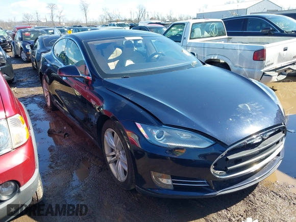 2013 Tesla Model S with VIN 5YJSA1CG2DFP14689, listed as a IAAI auction lot 41648508 with 98,578 mi miles and . Bid and sale history available at carsss.com. Image 1.