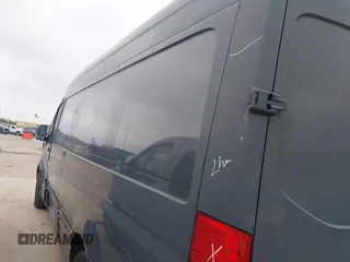 2019 Mercedes-Benz Sprinter Cargo z VIN WD4PF1CD9KP127024, wystawiony jako IAAI lot #40745606 z przebiegiem 127 630 mil mil oraz . Historia ofert i sprzedaży dostępna na DreamBid. Obrazek 14.