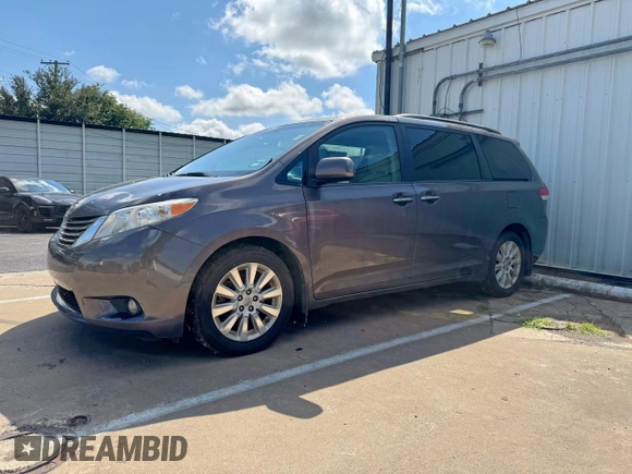 2013 Toyota Sienna XLE z VIN 5TDDK3DC1DS092365, wystawiony jako Copart lot #58743665 z przebiegiem 252 937 mil mil oraz Czysty tytuł • Clean title. Historia ofert i sprzedaży dostępna na DreamBid. Obrazek 2.